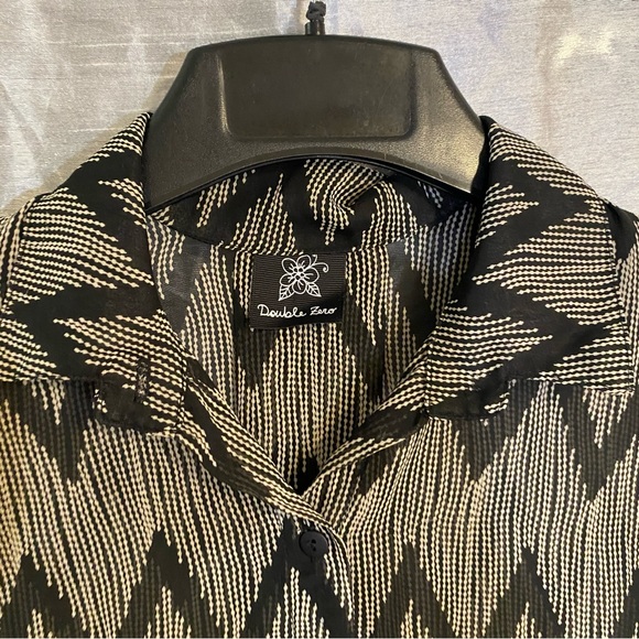 Double Zero crepe top, button down no size tag see measurements GUC, light sheer - Picture 8 of 9